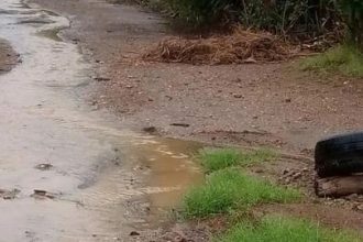 Vecinos en El Dátil claman por solución a crisis de aguas negras