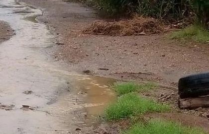 Vecinos en El Dátil claman por solución a crisis de aguas negras