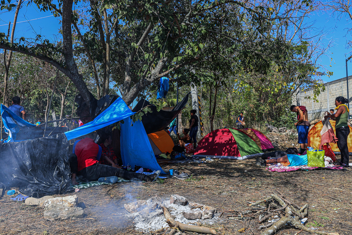 Las fuerzas militares rescatan a 20 migrantes secuestrados en el noroeste de México, cerca de la frontera con Estados Unidos.