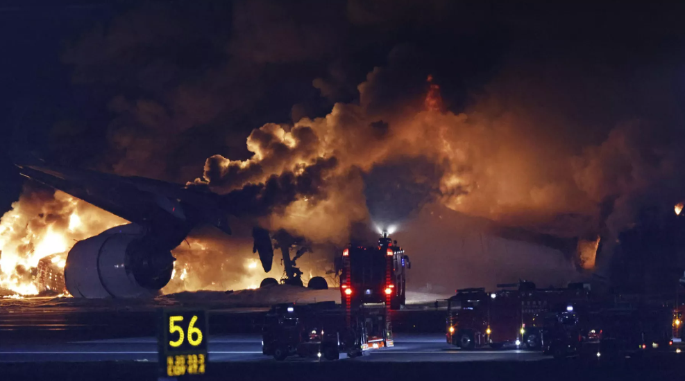 Cinco personas fallecen y 379 son evacuadas después de la colisión de dos aviones en un aeropuerto de Tokio