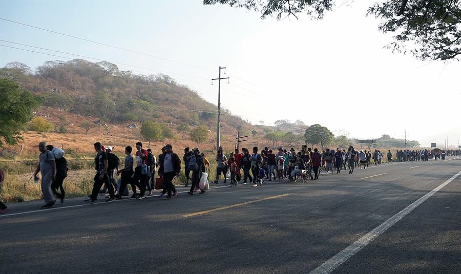 La caravana migrante enfrenta las inclemencias del clima en el sur de México y solicita un corredor humanitario.