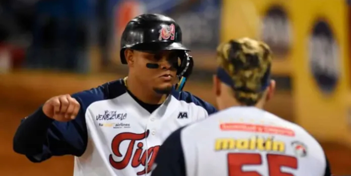 En el séptimo llegaba la séptima de los Tigres, con un cuadrangular por el jardín izquierdo del dominicano Yermín Mercedes.