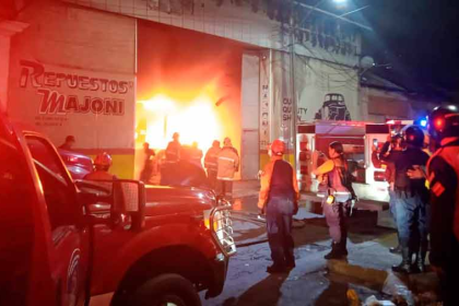 Del mismo modo, indicó que por medidas de seguridad fueron evacuados los habitantes de residencias aledañas.