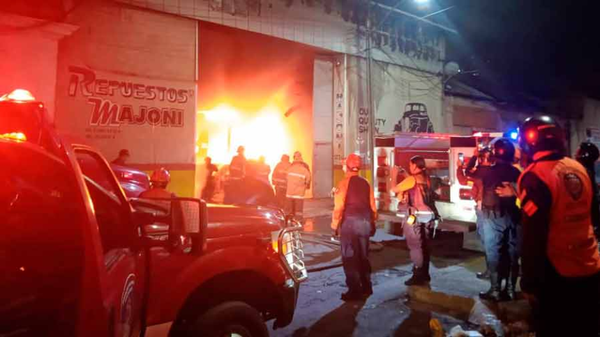 Del mismo modo, indicó que por medidas de seguridad fueron evacuados los habitantes de residencias aledañas.