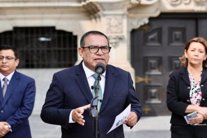 Otárola agregó que, hace algunos meses, el Poder Ejecutivo presentó un proyecto de reforma constitucional al Congreso en el que «se solicitaba la autorización para que las Fuerzas Armadas sean la institución que cuide y resguarde las fronteras»