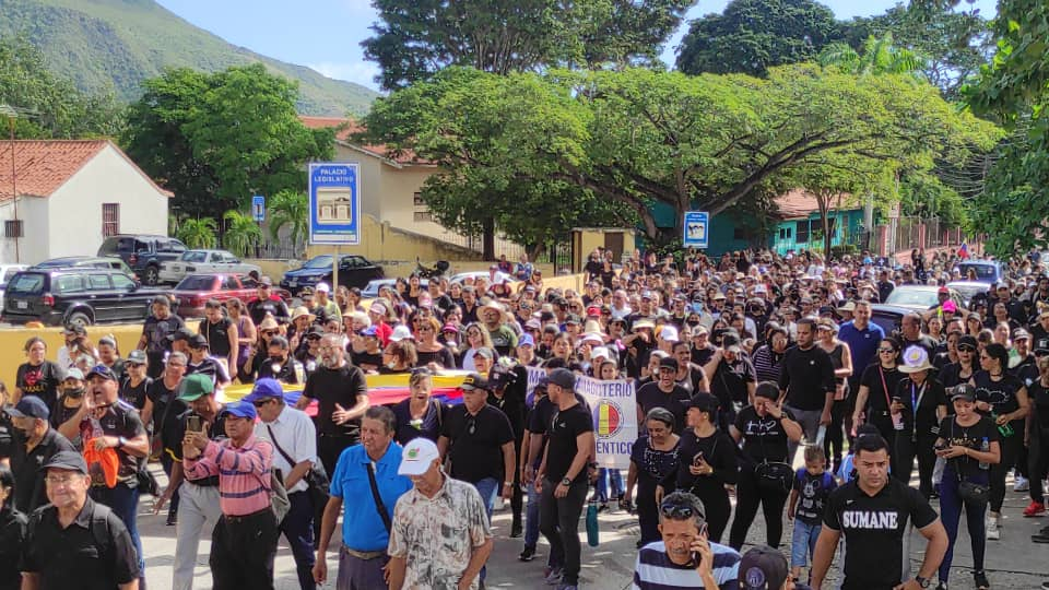 Docentes neoespartanos marchan vestidos de negro por muerte de sus derechos y salarios