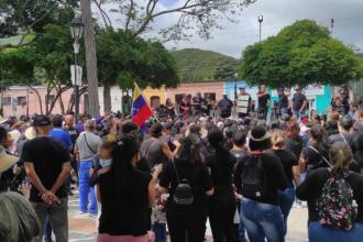 Docentes neoespartanos marchan vestidos de negro por muerte de sus derechos y salarios