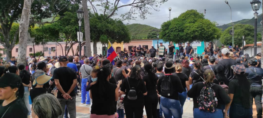 Docentes neoespartanos marchan vestidos de negro por muerte de sus derechos y salarios