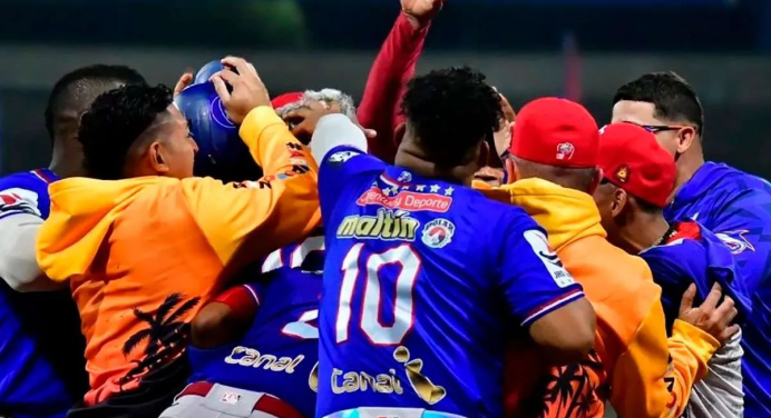 Tiburones derrota nuevamente a Bravos y se convierte en el primer clasificado a la final