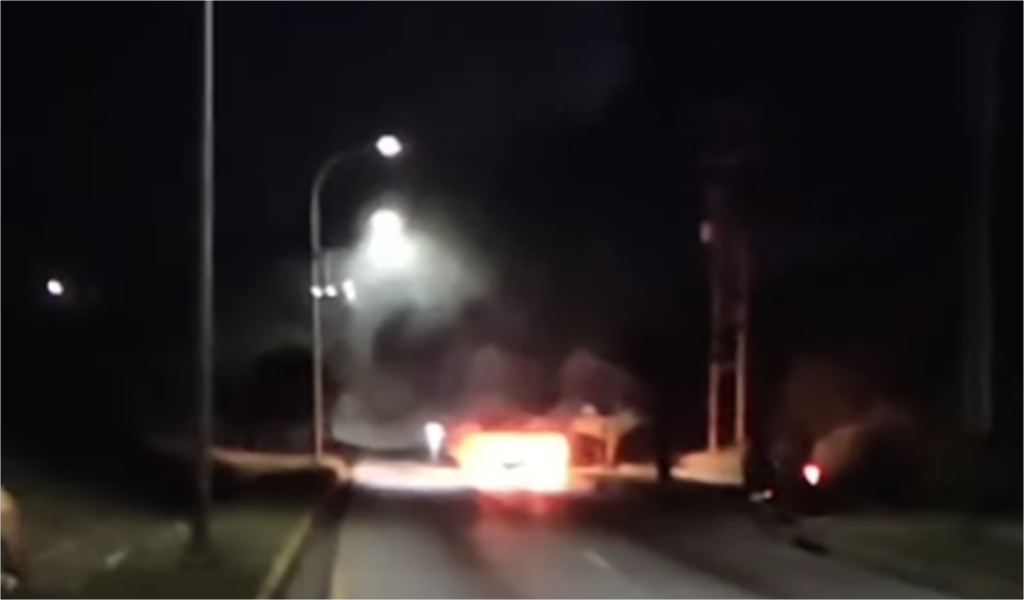 En horas de la noche de este viernes se incendió de un vehículo frente a la E/S Texaco en la Circunvalación, Isla de Margarita.