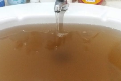 Vecinos de La Otra Banda alertan sobre color inusual del agua +VIDEO