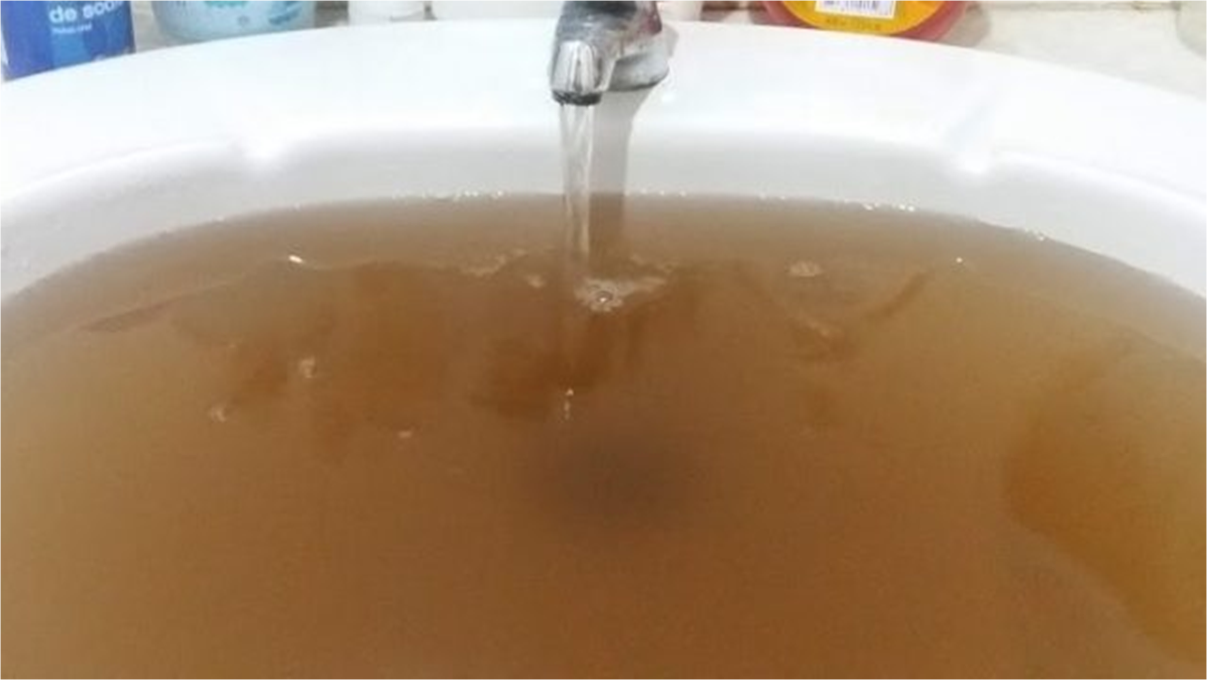 Vecinos de La Otra Banda alertan sobre color inusual del agua +VIDEO