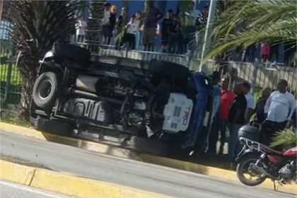 Margarita: Camioneta se vuelca en la Av. La Auyama +VIDEO