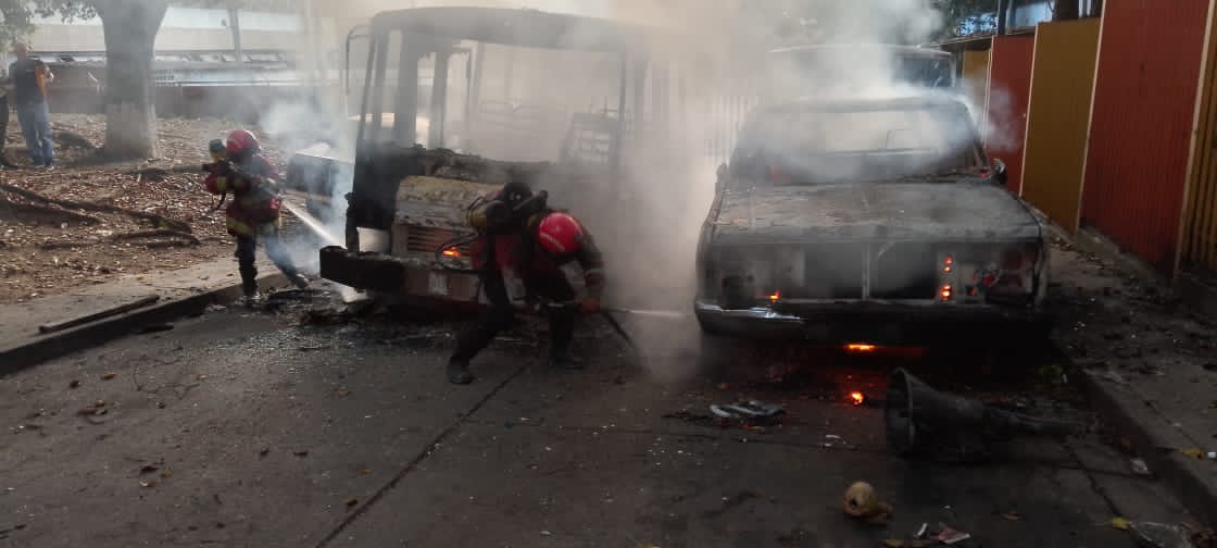 Tres vehículos se incendiaron cerca del hospital “Los Magallanes de Catia”.