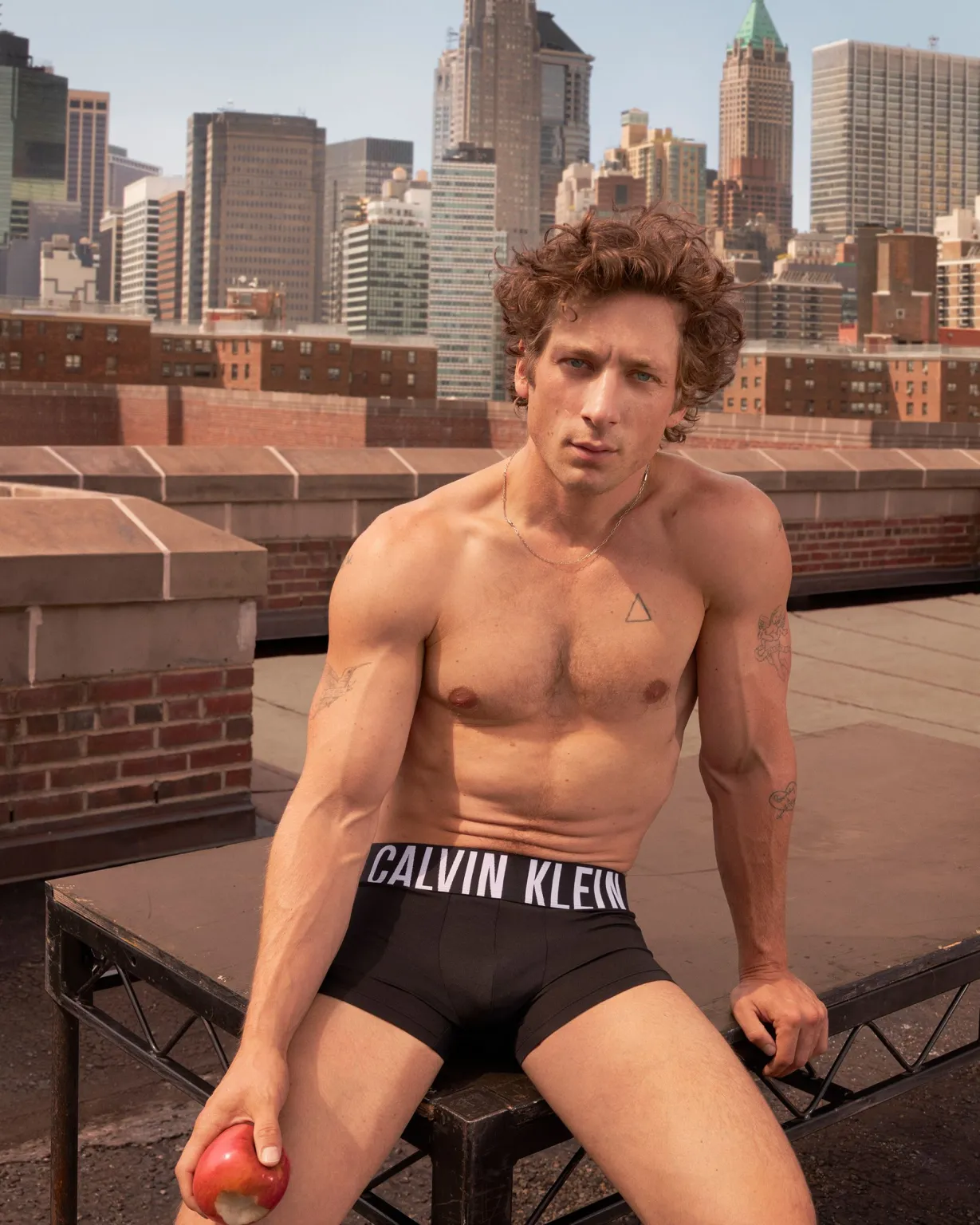 El actor Jeremy Allen sorprende al debutar como modelo para Calvin Klein en una serie de videos fascinantes.