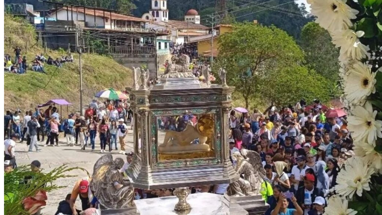 Merideños se congregan en la peregrinación del Santo Niño de la Cuchilla para fortalecer su fe y tradiciones