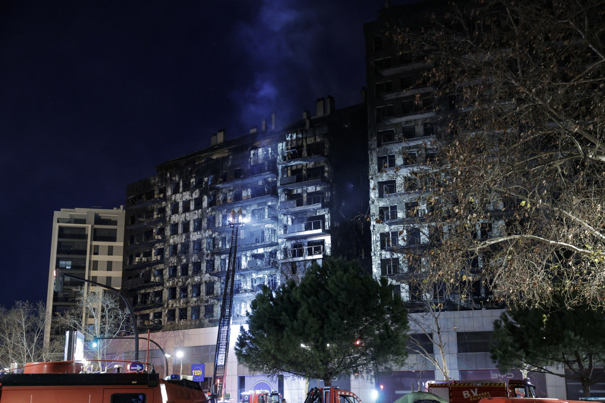 Trágico incendio en edificio residencial en España cobra la vida de 10 personas