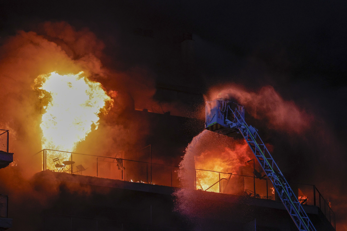 Impactante incendio consume edificio residencial en Valencia, España (Fotos)