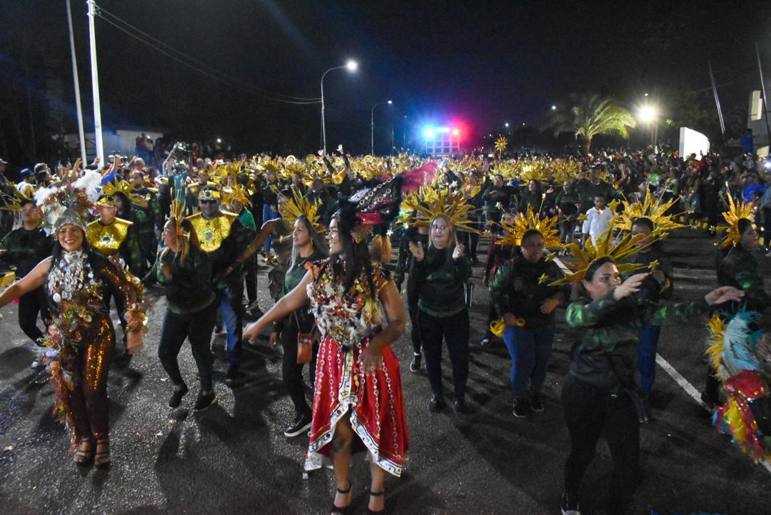 Más de 30 mil personas participaron en el multitudinario desfile de comparsas y carrozas en Ciudad Bolívar