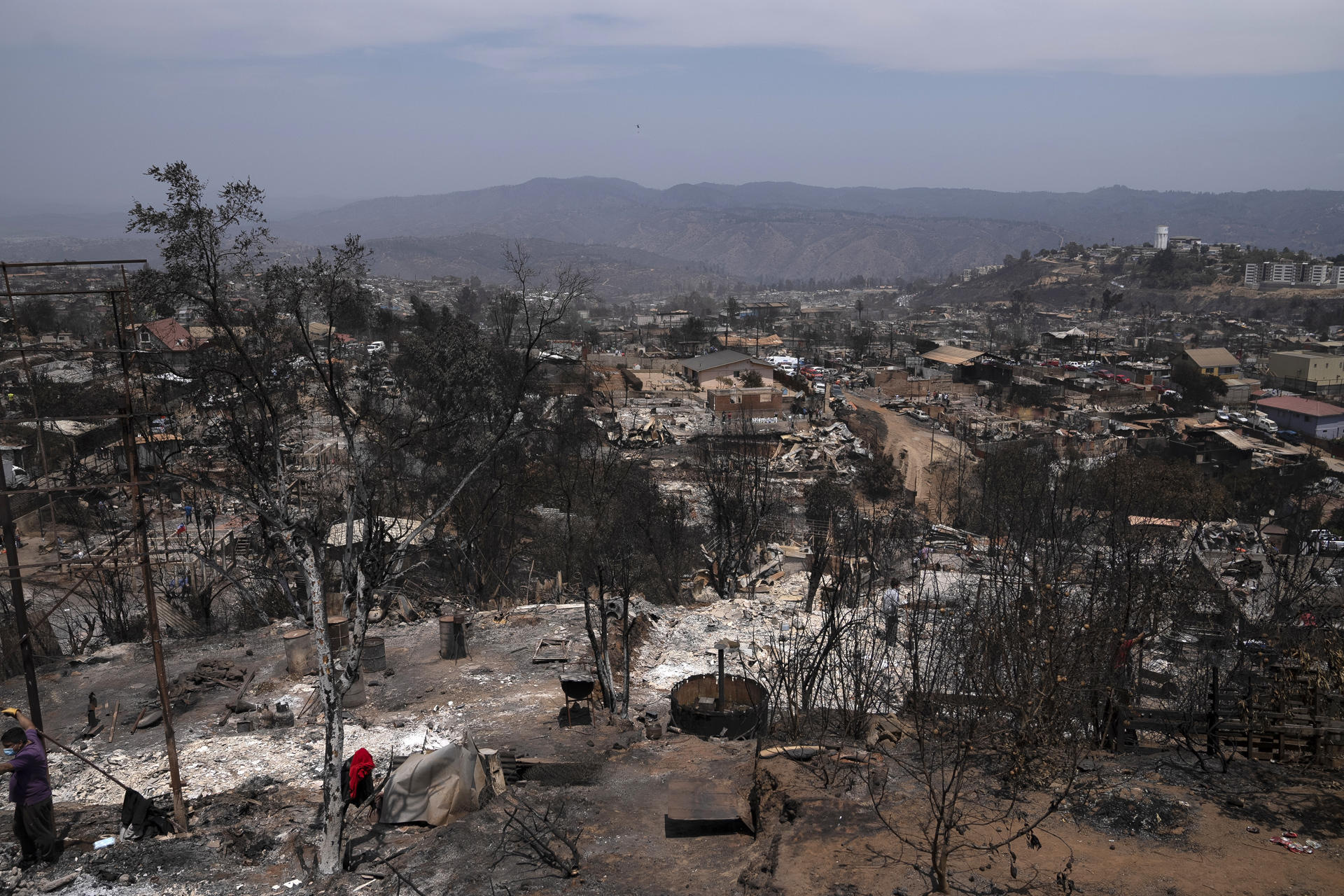 El número de víctimas fatales por los incendios en Chile se eleva a 112 este lunes