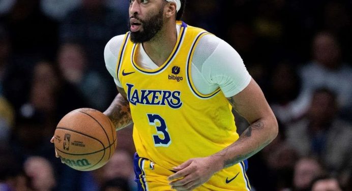 Davis se destaca con su tercer triple-doble en su carrera