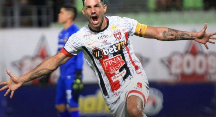 Richard Blanco marca su gol número 200: «El Avioncito» surca los cielos de la historia del fútbol.