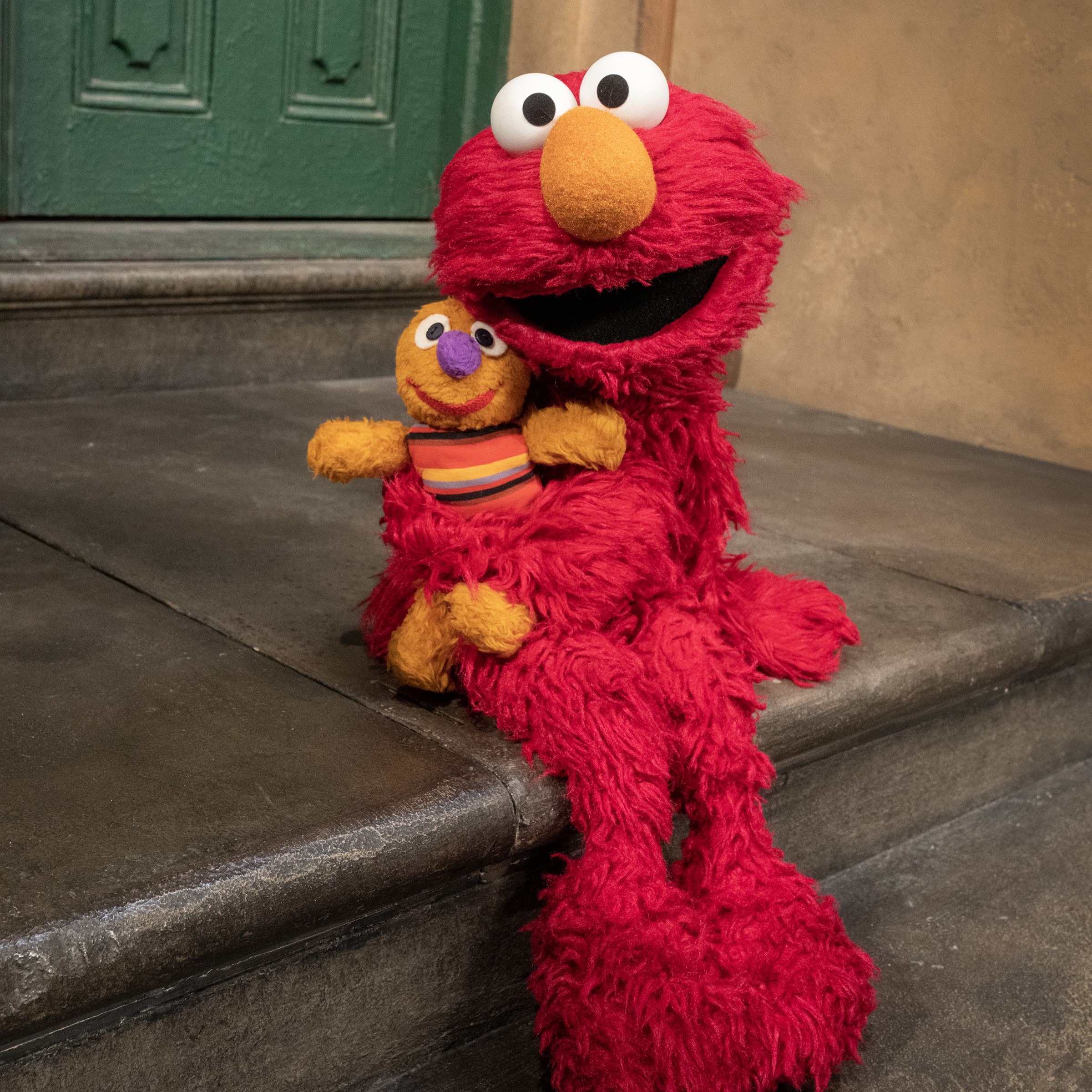 Elmo se conecta con sus seguidores en redes sociales y se vuelve viral al preguntarles cómo están