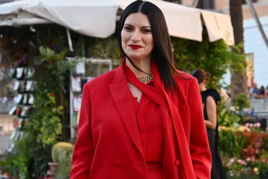 Arrestan a un individuo por disparar cerca de un concierto de Laura Pausini