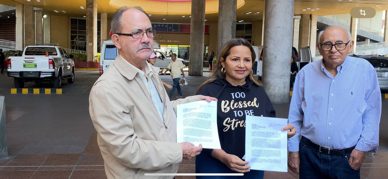 Políticos de Henri Falcón y Felipe Mujica del MAS se presentan en el CNE para solicitar fecha de elecciones presidenciales.