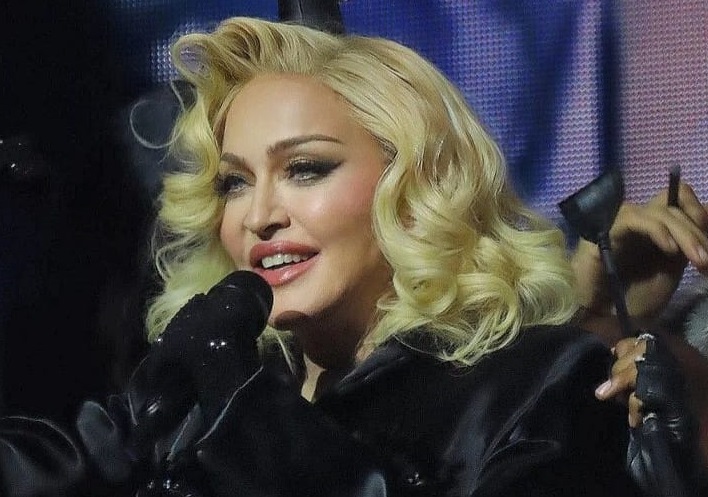 Madonna recibe críticas tras protagonizar un acto desagradable durante su presentación ante el público.