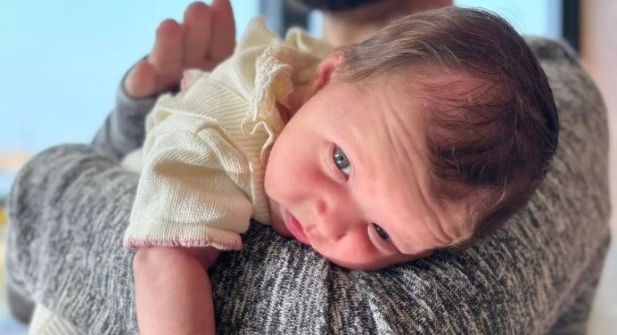 El adorable bebé de Nacho se convierte en el centro de atención en las redes sociales (+video)