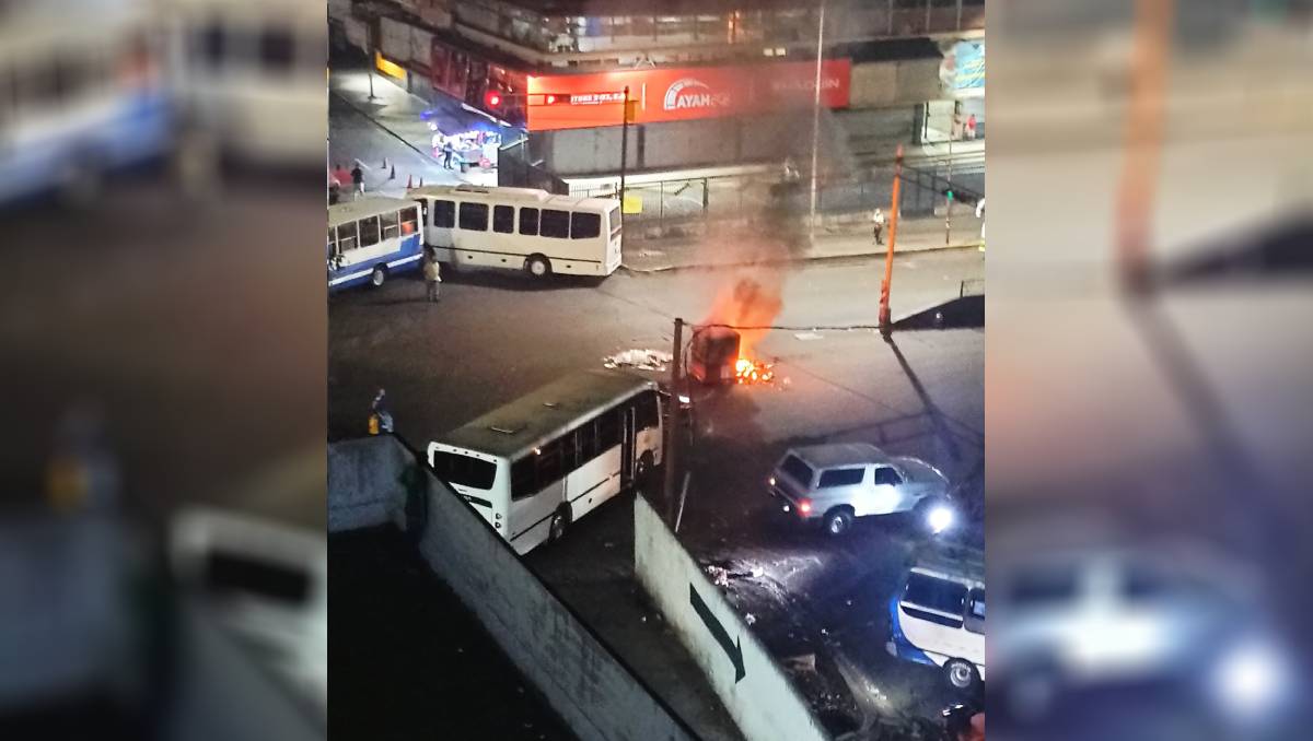 Bloqueo armado en la redoma de Petare durante la noche del 4 de febrero