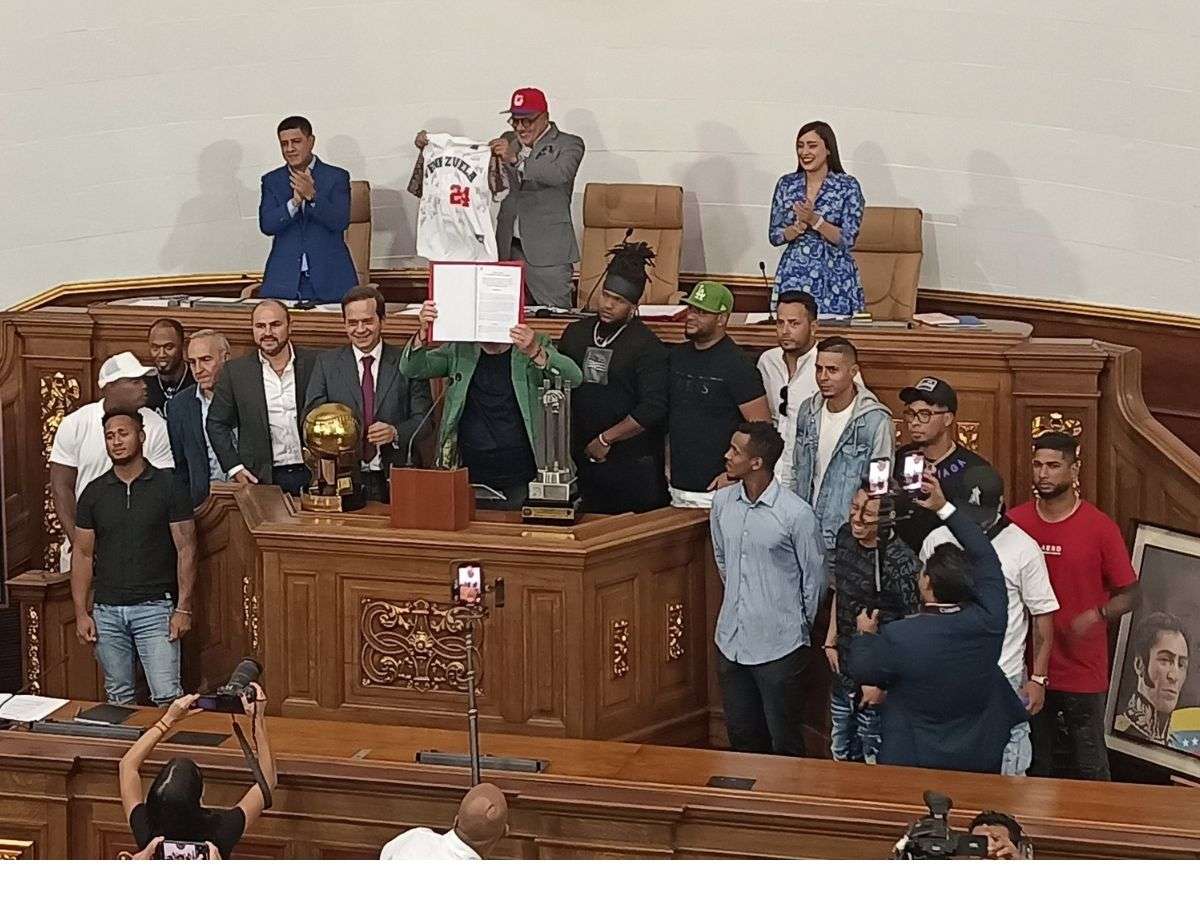 Tiburones recibe homenaje en la Asamblea Nacional