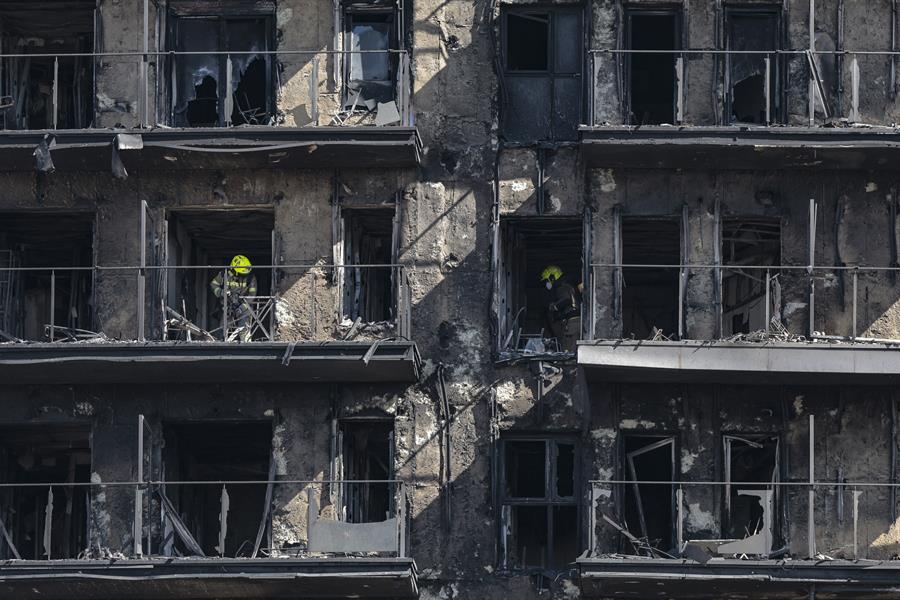 Incendio en edificio de Valencia: Bomberos entran en acción