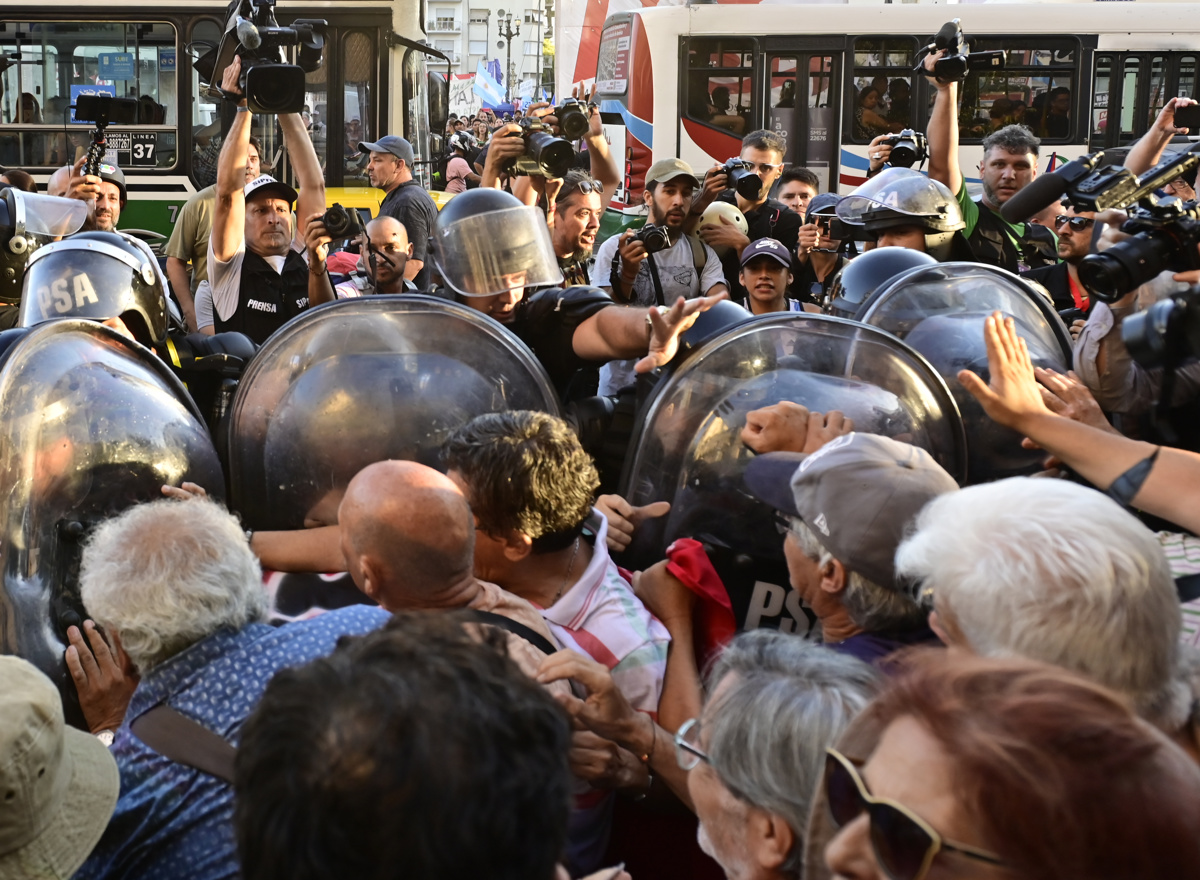 Aumentan los incidentes en torno al Congreso argentino después de la aprobación de la “ley ómnibus