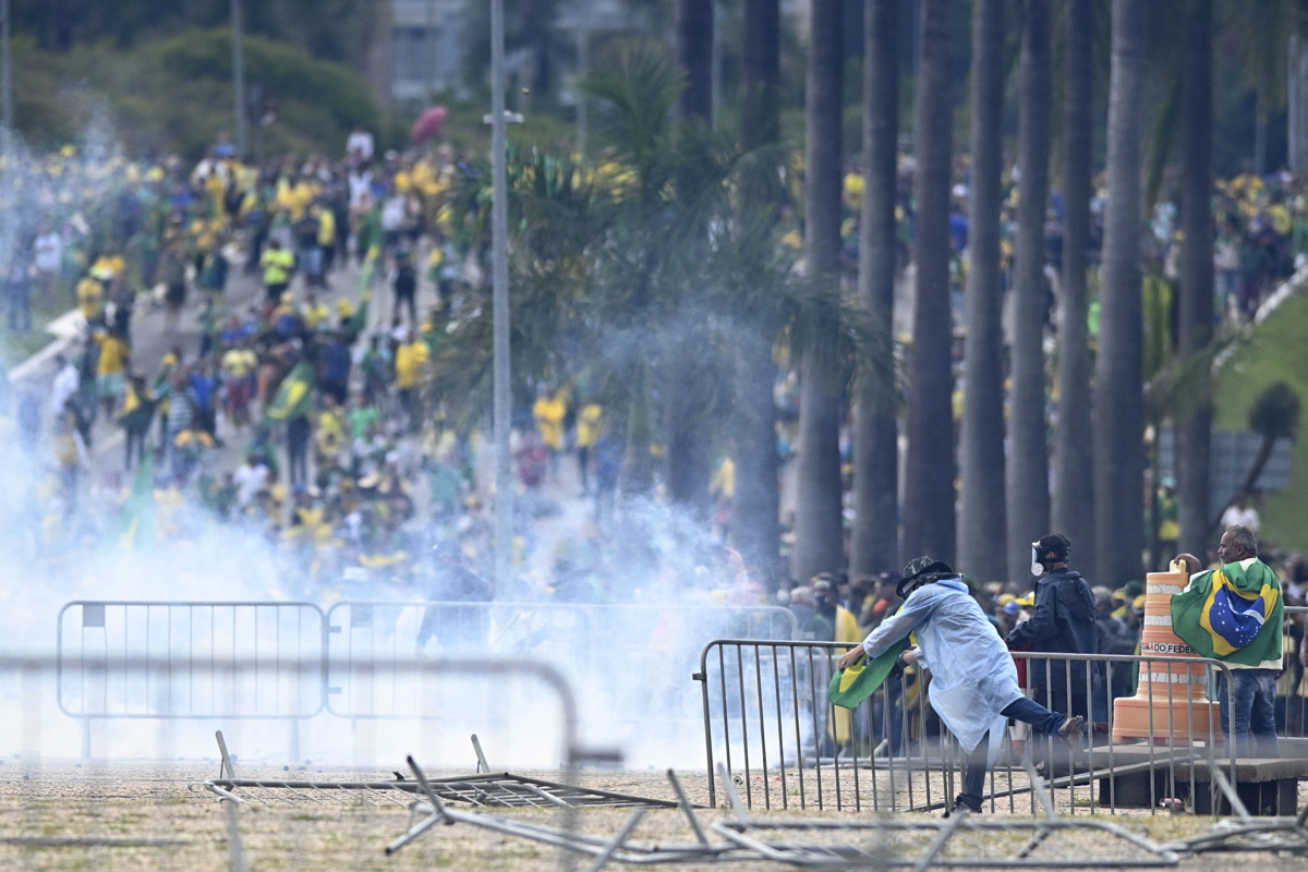 La Corte Suprema de Brasil solicita a Bolsonaro entregar su pasaporte debido al caso del intento de golpe