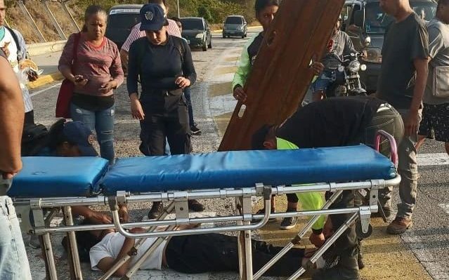 ¡URGENTE! Estudiante de la UDONE cae de autobús y es arrollado por auto +FOTOS