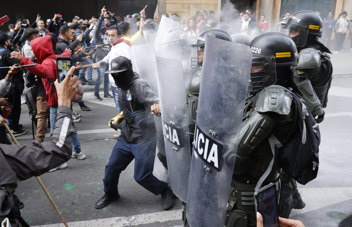 Colombia muestra su apoyo a la Corte Suprema de Justicia tras el asedio de manifestantes afines a Petro (Fotos y video)