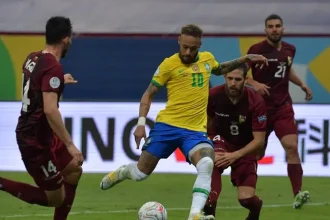 Las acciones en el estadio nacional Brígido Iriarte comenzaron con una selección criolla que generó las primeras de peligro con varias jugadas colectivas generadas principalmente por David Martínez en combinación con Telasco Segovia y Bryant Ortega.