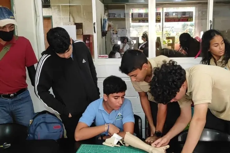 Jóvenes Margariteños diseñan prótesis para personas con amputaciones