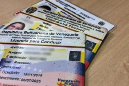 El pago de la licencia de conducir para motos se encuentra anexado al petro, con un costo de 0,18. Esto equivale a aproximadamente 10 dólares.