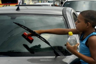 La labor que desempeñan es limpiar los vidrios de los vehículos que transitan por la Avenida España, la intersección Carabobo y zonas cercanas a supermercados en la ciudad.