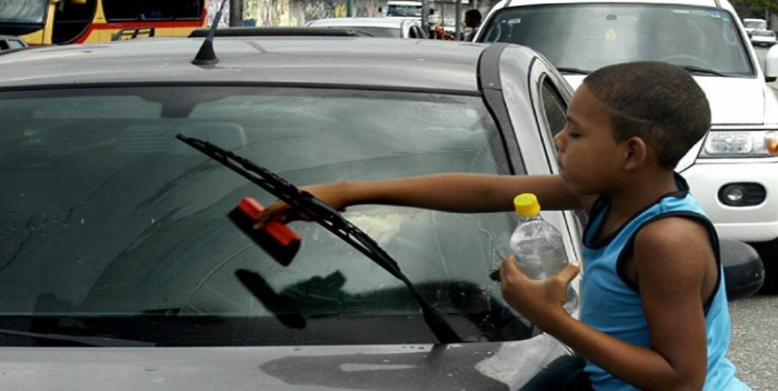 La labor que desempeñan es limpiar los vidrios de los vehículos que transitan por la Avenida España, la intersección Carabobo y zonas cercanas a supermercados en la ciudad.