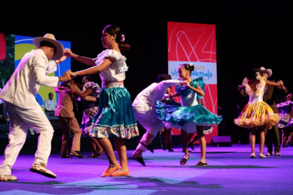 La Gran Misión Viva Venezuela, “Mi Patria Querida”, se anunció la instalación de 1.136 casas de cultura para preservar la tradición venezolana y proteger la creación de los creadores y practicantes. El programa comprende 8 vértices.