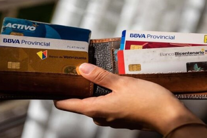 Banesco en su página web señala que los clientes Banesco que deseen solicitar una tarjeta de crédito Visa, MasterCard o American Express, deben ingresar en el menú de Banca por Internet / Solicitudes Online Tarjetas de Crédito.