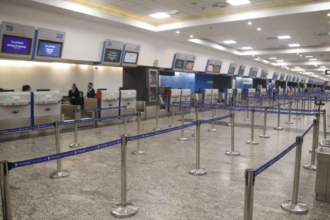 Desde Argentina informaron que, como el paro afectará a totalidad de los aeropuertos, todas las empresas aéreas reprograman los vuelos para el día de mañana.