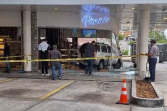 Mujer chocó su camioneta contra un local en Maracaibo