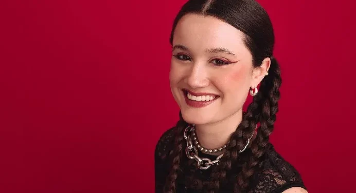 La cantante venezolana Joaquina interpreta una canción para la serie de televisión «El Zorro»