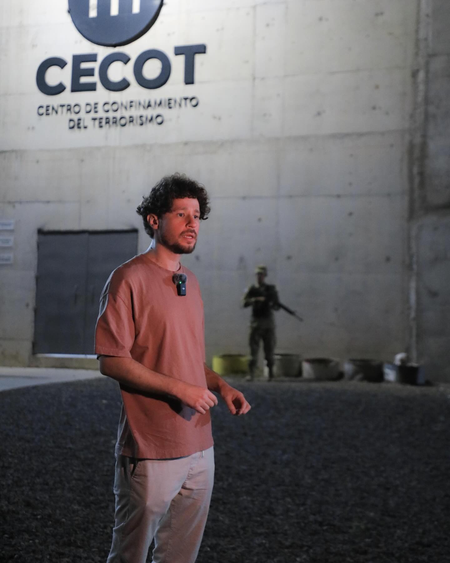 Luisito Comunica explora la cárcel de máxima seguridad de El Salvador en un impactante video