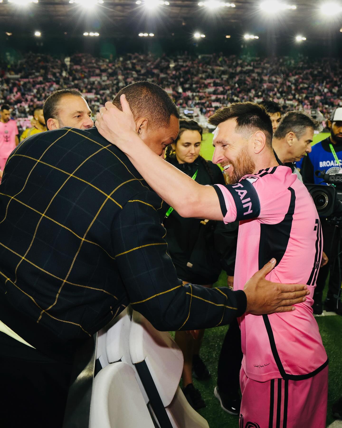 El emocionante encuentro entre Messi y Will Smith: ¡No te pierdas las fotos!